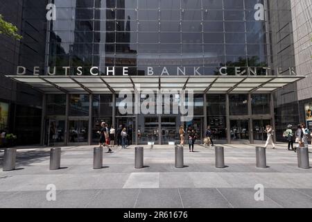 Facciata d'ingresso al Deutsche Bank Center al 1 Columbus Circle a Manhattan, New York, nominato nel 2021 a causa del contratto d'affitto della maggior parte della banca nello spazio degli uffici Foto Stock