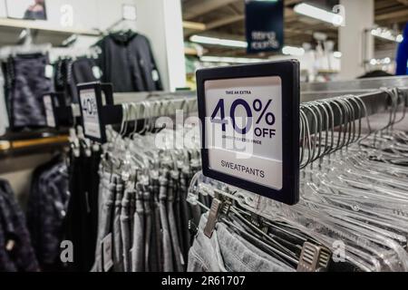 il 40% di sconto su un cartello è presente in un negozio di abbigliamento Foto Stock