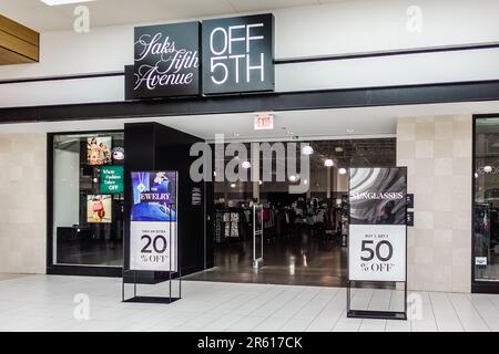 saks Fifth Avenue, davanti al negozio all'interno di un centro commerciale USA Foto Stock