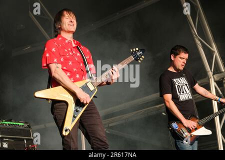 Tim Wheeler e Mark Hamilton di Ash si esibiscono al Wychwood Festival di Cheltenham, Regno Unito. Giugno 2, 2023 Foto Stock