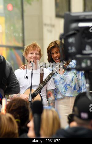 New York, Stati Uniti. 06th giugno, 2023. Ed Sheeran e Hoda Kotb sono visti sul palco come ed Sheeran suona lo spettacolo "Today" della NBC al Rockefeller Plaza, New York, NY, 6 giugno 2023. (Foto di Efren Landaos/Sipa USA) Credit: Sipa USA/Alamy Live News Foto Stock