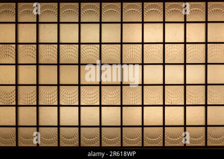 Dettaglio interno primo piano dell'edificio art deco, lucernario a soffitto con pannelli di vetro smerigliato di forma quadrata Foto Stock