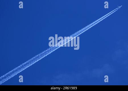 traccia dal piano nel cielo blu Foto Stock