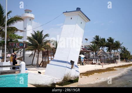 Faro pendente o Faro Inclnado a Puerto Morelos Yucatan Messico Foto Stock