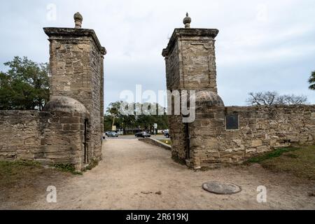 St Augustine, Florida - 31 dicembre 2022: Porte storiche alla città di St Agostino in un giorno di svanita Foto Stock