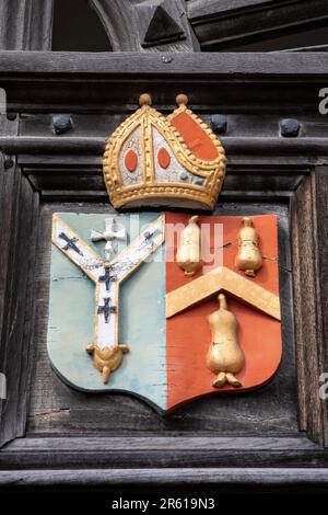 Un simbolo sulla porta d'ingresso dell'Abbots Hospital nella città di Guildford, nel Surrey, Regno Unito. Foto Stock