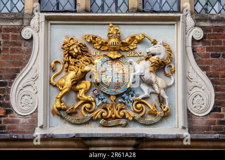 Primo piano del Royal Coat of Arms all'esterno dell'Abbots Hospital nella città di Guildford nel Surrey, Regno Unito. Foto Stock