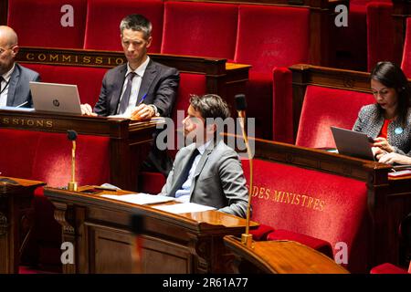 Gabriel Attal (ministro dei conti pubblici) visto durante la sessione dell'Assemblea Nazionale. L'Assemblea nazionale ha poi respinto il progetto di regolamento di bilancio e l'approvazione dei conti per gli anni 2021 e 2022 a Palais Bourbon. Foto Stock