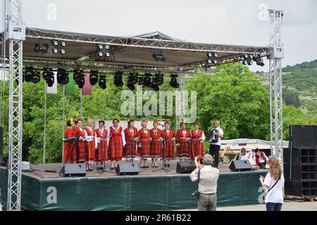 Un gruppo di donne che cantano canzoni tradizionali bulgare a Sredno Gradishte durante il Festival Internazionale della Lavanda. Si tratta di un evento annuale che si tiene per Foto Stock