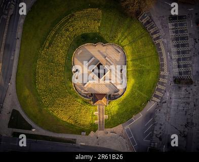 Ripresa aerea mattutina della Cliffords Tower, York, Regno Unito. Foto Stock