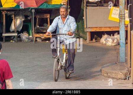 SAMUT PRAKAN, THAILANDIA, MAR 03 2023, un anziano cavalca una bicicletta per strada Foto Stock