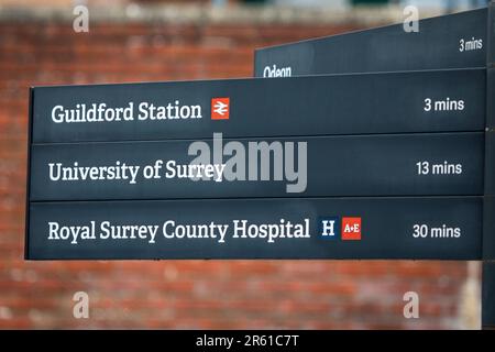 Surrey, Regno Unito - Aprile 5th 2023: Indicazioni nella città di Guildford, nel Surrey, Regno Unito, che mostrano i luoghi di interesse locali. Foto Stock