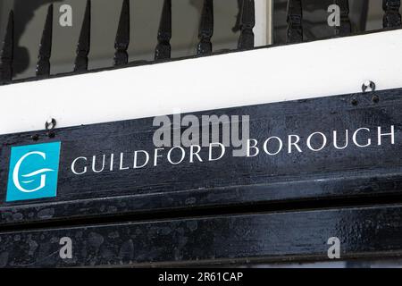 Surrey, Regno Unito - Aprile 5th 2023: Il logo di Guildford Borough Council su una bacheca del consiglio locale nel Surrey, Regno Unito. Foto Stock