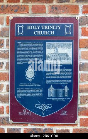 Surrey, Regno Unito - Aprile 5th 2023: Una targa presso la chiesa della Santissima Trinità nella città di Guildford, nel Surrey, Regno Unito, che descrive dettagliatamente la storia dell'edificio. Foto Stock