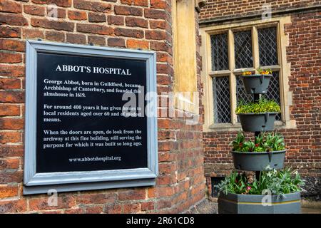 Surrey, Regno Unito - Aprile 5th 2023: Un cartello informativo sull'esterno dell'Abbots Hospital, nella storica città di Guildford, nel Surrey, Regno Unito. Foto Stock