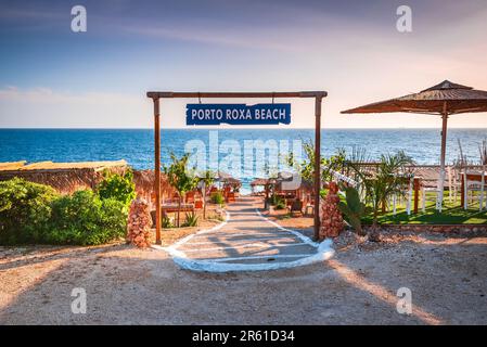 Zante, Grecia. Pittoresca spiaggia rocciosa di Porto Roxa situata sulla costa occidentale di Zante, Isole Greche. Foto Stock