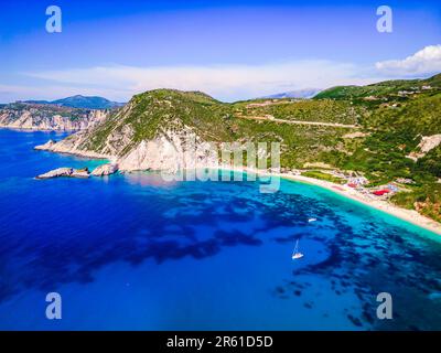 Cefalonia, Grecia. Paralia Petani, una delle spiagge più belle dell'isola di Cefalonia, paesaggio greco vacanze estive. Foto Stock