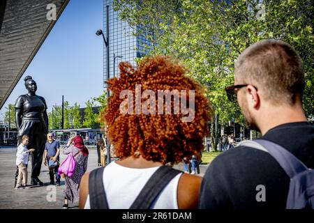 ROTTERDAM - 06/06/2023, l'udienza ai nuovi momenti conteneva una statua di fronte alla stazione centrale di Rotterdam. L'immagine dell'artista Thomas J Price attira ogni giorno molta attenzione, ma suscita anche critiche. Ad esempio, si chiede perché una donna 'normale? Abbia una statua e, secondo alcuni, il nome avrebbe potuto essere più Rotterdam. ANP ROBIN UTRECHT olanda fuori - belgio fuori Foto Stock