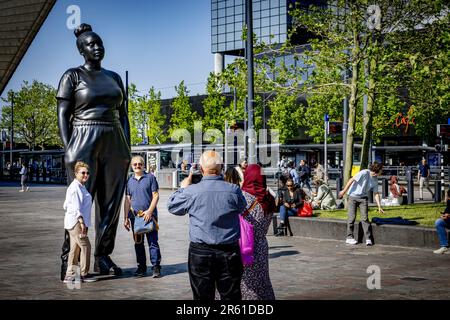 ROTTERDAM - 06/06/2023, l'udienza ai nuovi momenti conteneva una statua di fronte alla stazione centrale di Rotterdam. L'immagine dell'artista Thomas J Price attira ogni giorno molta attenzione, ma suscita anche critiche. Ad esempio, si chiede perché una donna 'normale? Abbia una statua e, secondo alcuni, il nome avrebbe potuto essere più Rotterdam. ANP ROBIN UTRECHT olanda fuori - belgio fuori Foto Stock