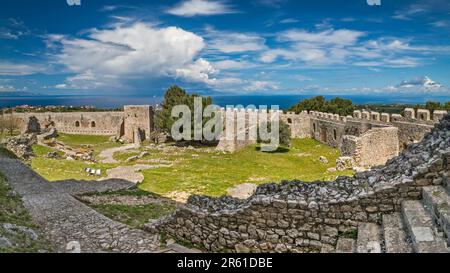 Cortile, muro difensivo a Frankish Castello di Chlemoutsi, 13th ° secolo, nuvole tempesta di pioggia sul Mar Ionio in cisti, penisola del Peloponneso, Grecia Foto Stock