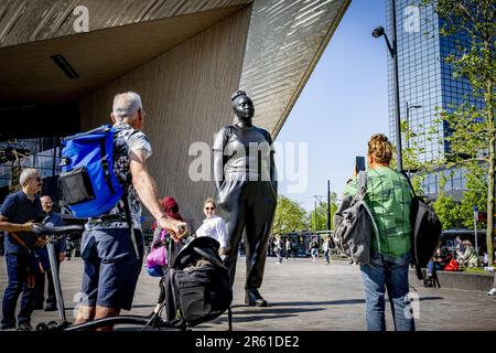 ROTTERDAM - 06/06/2023, l'udienza ai nuovi momenti conteneva una statua di fronte alla stazione centrale di Rotterdam. L'immagine dell'artista Thomas J Price attira ogni giorno molta attenzione, ma suscita anche critiche. Ad esempio, si chiede perché una donna 'normale? Abbia una statua e, secondo alcuni, il nome avrebbe potuto essere più Rotterdam. ANP ROBIN UTRECHT olanda fuori - belgio fuori Foto Stock