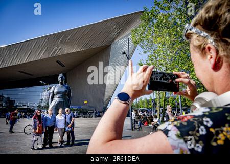 ROTTERDAM - 06/06/2023, l'udienza ai nuovi momenti conteneva una statua di fronte alla stazione centrale di Rotterdam. L'immagine dell'artista Thomas J Price attira ogni giorno molta attenzione, ma suscita anche critiche. Ad esempio, si chiede perché una donna 'normale? Abbia una statua e, secondo alcuni, il nome avrebbe potuto essere più Rotterdam. ANP ROBIN UTRECHT olanda fuori - belgio fuori Foto Stock