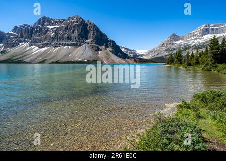 Bel lago Bow nel Parco Nazionale di Banff Foto Stock