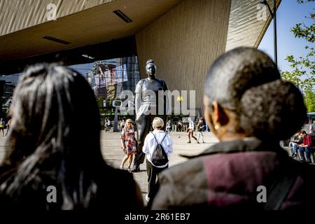 ROTTERDAM - 06/06/2023, l'udienza ai nuovi momenti conteneva una statua di fronte alla stazione centrale di Rotterdam. L'immagine dell'artista Thomas J Price attira ogni giorno molta attenzione, ma suscita anche critiche. Ad esempio, si chiede perché una donna 'normale? Abbia una statua e, secondo alcuni, il nome avrebbe potuto essere più Rotterdam. ANP ROBIN UTRECHT olanda fuori - belgio fuori Foto Stock