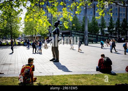 ROTTERDAM - 06/06/2023, l'udienza ai nuovi momenti conteneva una statua di fronte alla stazione centrale di Rotterdam. L'immagine dell'artista Thomas J Price attira ogni giorno molta attenzione, ma suscita anche critiche. Ad esempio, si chiede perché una donna 'normale? Abbia una statua e, secondo alcuni, il nome avrebbe potuto essere più Rotterdam. ANP ROBIN UTRECHT olanda fuori - belgio fuori Foto Stock