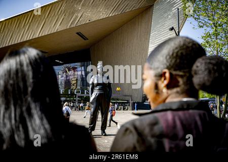 ROTTERDAM - 06/06/2023, l'udienza ai nuovi momenti conteneva una statua di fronte alla stazione centrale di Rotterdam. L'immagine dell'artista Thomas J Price attira ogni giorno molta attenzione, ma suscita anche critiche. Ad esempio, si chiede perché una donna 'normale? Abbia una statua e, secondo alcuni, il nome avrebbe potuto essere più Rotterdam. ANP ROBIN UTRECHT olanda fuori - belgio fuori Foto Stock