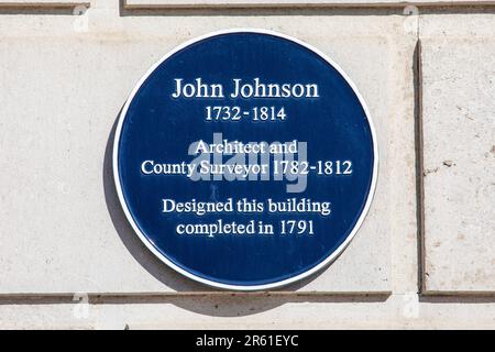 Essex, Regno Unito - Aprile 7th 2023: Una targa blu sull'esterno della Shire Hall nella città di Chelmsford in Essex, Regno Unito, dedicata a John Johnson che ha progettato Foto Stock