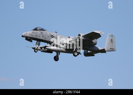 81-0955, una Repubblica Fairchild A-10C Thunderbolt II (o Warthog) operata dal 190th Fighter Squadron 'Skull Bangers' dalla 125th Fighter Wing della Guardia Nazionale dell'Idaho Air, United States Air Force, arrivando all'Aeroporto Internazionale di Prestwick in Ayrshire. L'aereo era uno dei sei A-10Cs che attraversavano Prestwick per prendere parte all'esercizio Air Defender 2023 che si teneva in Germania. Foto Stock