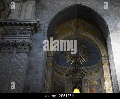 Vista panoramica dell'abside e del presbiterio presso la Cattedrale di Sant'Agata in stile barocco a Catania, Sicilia Italia. Foto Stock