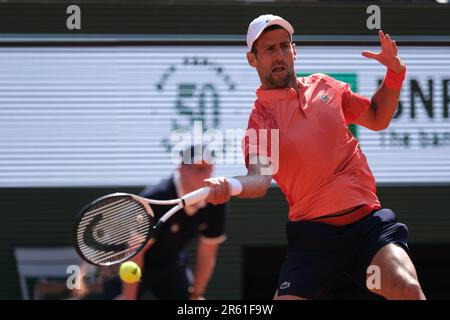 Parigi, Parigi, Francia. 6th giugno, 2023. NOVAK DJOKOVIC di Serbia restituisce la palla a KAREN KHACHANOV di Russia durante il quarto finale del French Open 2023, torneo di tennis Grand Slam allo stadio Roland-Garros - Parigi Francia (Credit Image: © Pierre Stevenin/ZUMA Press Wire) SOLO PER USO EDITORIALE! Non per USO commerciale! Foto Stock