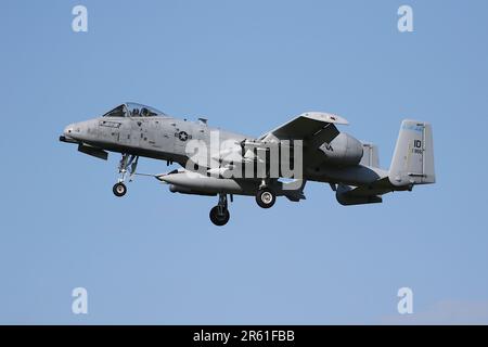 81-0955, una Repubblica Fairchild A-10C Thunderbolt II (o Warthog) operata dal 190th Fighter Squadron 'Skull Bangers' dalla 125th Fighter Wing della Guardia Nazionale dell'Idaho Air, United States Air Force, arrivando all'Aeroporto Internazionale di Prestwick in Ayrshire. L'aereo era uno dei sei A-10Cs che attraversavano Prestwick per prendere parte all'esercizio Air Defender 2023 che si teneva in Germania. Foto Stock