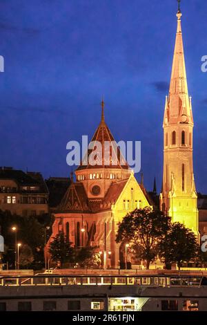 Chiesa Calvinista illuminata di notte a Budapest Foto Stock