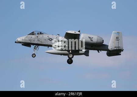 81-0955, una Repubblica Fairchild A-10C Thunderbolt II (o Warthog) operata dal 190th Fighter Squadron 'Skull Bangers' dalla 125th Fighter Wing della Guardia Nazionale dell'Idaho Air, United States Air Force, arrivando all'Aeroporto Internazionale di Prestwick in Ayrshire. L'aereo era uno dei sei A-10Cs che attraversavano Prestwick per prendere parte all'esercizio Air Defender 2023 che si teneva in Germania. Foto Stock