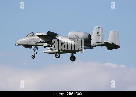 81-0955, una Repubblica Fairchild A-10C Thunderbolt II (o Warthog) operata dal 190th Fighter Squadron 'Skull Bangers' dalla 125th Fighter Wing della Guardia Nazionale dell'Idaho Air, United States Air Force, arrivando all'Aeroporto Internazionale di Prestwick in Ayrshire. L'aereo era uno dei sei A-10Cs che attraversavano Prestwick per prendere parte all'esercizio Air Defender 2023 che si teneva in Germania. Foto Stock