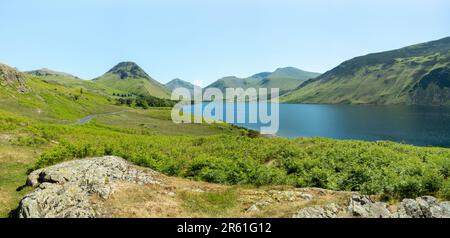 Lake District, Inghilterra. Wast Water guardando verso Wasdale Head. Great Gable, Scafell Pike, Scafell. Montagne, vista panoramica. Inghilterra, Regno Unito Foto Stock