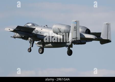 81-0955, una Repubblica Fairchild A-10C Thunderbolt II (o Warthog) operata dal 190th Fighter Squadron 'Skull Bangers' dalla 125th Fighter Wing della Guardia Nazionale dell'Idaho Air, United States Air Force, arrivando all'Aeroporto Internazionale di Prestwick in Ayrshire. L'aereo era uno dei sei A-10Cs che attraversavano Prestwick per prendere parte all'esercizio Air Defender 2023 che si teneva in Germania. Foto Stock