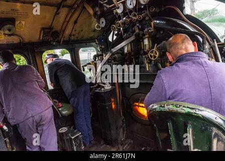 Locomotiva a vapore LNER B1 Classe 61306 Mayflower che trasporta un'escursione di Steam Dreams. Cabina interna con equipaggio e focolare Foto Stock