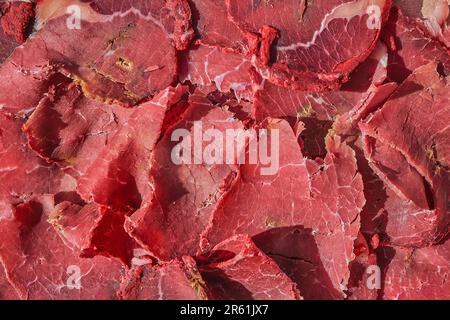 Pastrami di manzo a fette, pastrami con pancetta turca, vista dall'alto ravvicinata. Cucina turca tradizionale Foto Stock