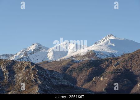 Paesaggio invernale alpino dalle montagne liguri, Piemonte, Provincia di Cuneo, Italia nordoccidentale Foto Stock