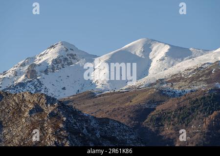 Paesaggio invernale alpino dalle montagne liguri, Piemonte, Provincia di Cuneo, Italia nordoccidentale Foto Stock