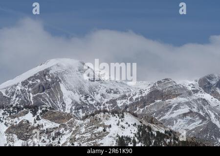Paesaggio invernale alpino dalle montagne liguri, Piemonte, Provincia di Cuneo, Italia nordoccidentale Foto Stock