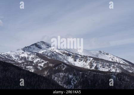 Paesaggio invernale alpino dalle montagne liguri, Piemonte, Provincia di Cuneo, Italia nordoccidentale Foto Stock
