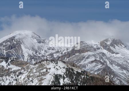 Paesaggio invernale alpino dalle montagne liguri, Piemonte, Provincia di Cuneo, Italia nordoccidentale Foto Stock