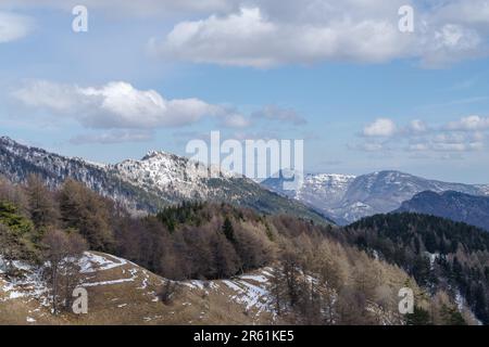 Paesaggio invernale alpino dalle montagne liguri, Piemonte, Provincia di Cuneo, Italia nordoccidentale Foto Stock