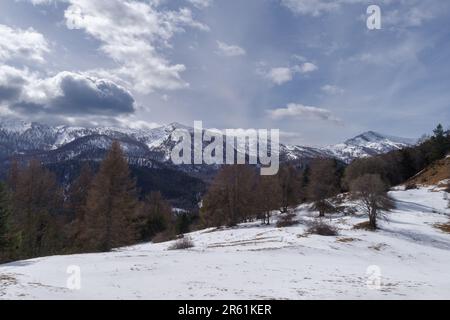 Paesaggio invernale alpino dalle montagne liguri, Piemonte, Provincia di Cuneo, Italia nordoccidentale Foto Stock