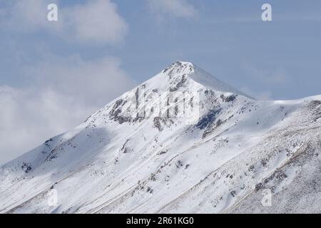 Paesaggio invernale alpino dalle montagne liguri, Piemonte, Provincia di Cuneo, Italia nordoccidentale Foto Stock